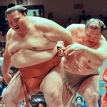 　御嶽海（左）と最後の一番を取った元小結北勝富士の大山親方＝３０日、両国国技館