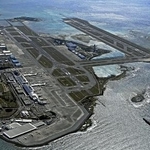 　那覇空港。右端は第２滑走路＝２０２２年