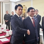 　会談に臨む小泉防衛相（左）と韓国の安圭伯国防相＝３０日、シンガポール（共同）