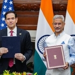 　写真撮影に応じるルビオ米国務長官（左）とインドのジャイシャンカル外相＝２６日、ニューデリー（ルビオ氏のＸから、共同）