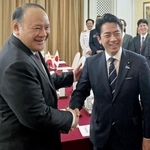 　フィリピンのテオドロ国防相（左）との会談に臨む小泉防衛相＝３１日、シンガポール（共同）