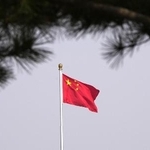 　北京市内に掲げられた中国国旗＝３月（共同）
