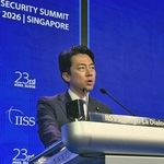 　アジア安全保障会議で演説する小泉防衛相＝３１日、シンガポール（共同）