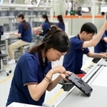 　中国のロボット製造工場で作業する従業員＝５月２９日、北京（共同）