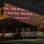 　旧香川県立体育館の外壁に投影された「Ｓａｖｅ　ｔｈｅ　Ｂｏａｔ　Ｇｙｍ」のメッセージ＝５月、高松市