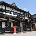 　保存修復工事を終えた「旧大社駅」の駅舎＝４月、島根県出雲市