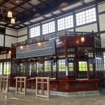 　保存修復工事を終えた「旧大社駅」構内の出札口＝４月、島根県出雲市