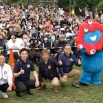 　「ちはや園地」で開催された大阪・関西万博の振り返りイベントで、公式キャラクター「ミャクミャク」と写真に納まる参加者ら＝３１日午前、大阪府千早赤阪村