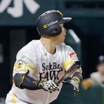 　６回ソフトバンク１死二塁、近藤が左越えに先制二塁打を放つ＝みずほペイペイドーム