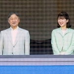 　東京六大学野球リーグの慶応大対早稲田大の試合を観戦される天皇陛下と愛子さま＝３１日、東京・神宮球場（代表撮影）