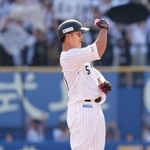 　８回、勝ち越し２点二塁打を放ち塁上でガッツポーズをするロッテ・山口＝ＺＯＺＯマリン