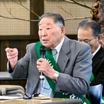 　環境省との懇談会で意見を述べる阿賀野患者会の皆川栄一副会長＝３１日午後、新潟市