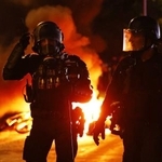 　欧州ＣＬでパリ・サンジェルマンが優勝を果たした後、通りを警戒する警察官ら＝３１日、パリ（ロイター＝共同）