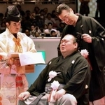 　断髪式で先代師匠の宮城野親方（右）から大銀杏に最後のはさみを入れられた元関脇宝富士の桐山親方＝３１日、両国国技館