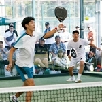 　パデルのアジア大会日本代表選考大会でプレーする畠山成冴。奥は富田一輝＝兵庫県尼崎市