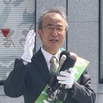　街頭演説する花角英世氏＝１４日午前、新潟市