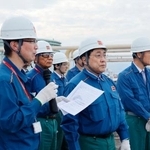 　ＥＮＥＯＳ喜入基地を視察する赤沢経産相（右から２人目）＝３１日午後、鹿児島市