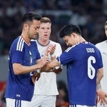 　日本-アイスランド　前半、途中交代し、遠藤（６）にキャプテンマークを渡す吉田＝ＭＵＦＧスタジアム