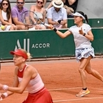 　女子ダブルス３回戦でプレーする二宮真琴（右）、ナディア・キチェノク組＝パリ（共同）
