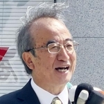 　街頭演説する花角英世氏＝１４日午前、新潟市