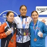 　表彰式でポーズをとる女子２００メートル個人メドレーで２位の木下あいら（左）＝静岡県立水泳場
