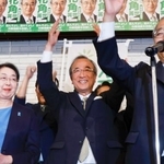　新潟県知事選で３選を確実にし、万歳する花角英世氏＝３１日夜、新潟市