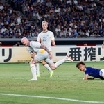 　日本-アイスランド　後半、決勝ゴールを決める小川（左から４人目）＝ＭＵＦＧスタジアム