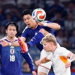 　日本-アイスランド　前半、競り合う遠藤（中央）＝ＭＵＦＧスタジアム