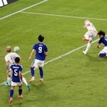 　日本-アイスランド　後半、ヘディングで先制ゴールを決める小川（右から２人目）＝ＭＵＦＧスタジアム