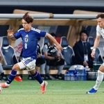 　日本-アイスランド　前半、攻め込む久保（左）＝ＭＵＦＧスタジアム