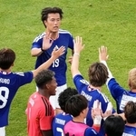 　サッカーＷ杯北中米３カ国大会へ向けた壮行試合のアイスランド戦の後半、決勝ゴールを決めタッチを交わす小川航基（上）＝３１日、ＭＵＦＧスタジアム
