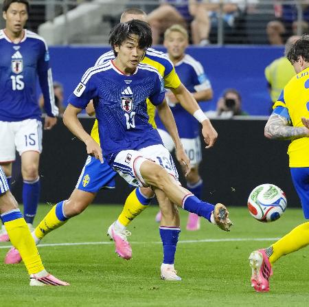 中村敬斗、W杯試合中に靴下変更|全国海外|神戸新聞NEXT