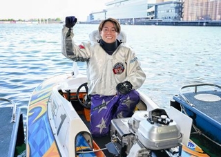 　第５３回ボートレースオールスターで優勝し、ポーズをとる丸野一樹＝ボートレース浜名湖