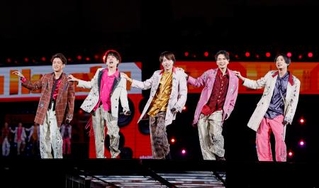 　最終公演のステージに立つ嵐のメンバー＝３１日午後、東京都文京区の東京ドーム