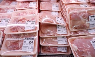 　スーパーの商品棚に並ぶ鶏肉＝２０２５年、東京都練馬区のアキダイ関町本店
