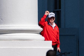 　ホワイトハウスに到着し、拳を上げるトランプ米大統領＝５月３１日、ワシントン（ＡＰ＝共同）