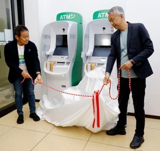　ファミリーマートの店内でＡＴＭをお披露目する同社の小谷健夫社長（左）と、セブン銀行の松橋正明社長＝１日午前、東京都港区