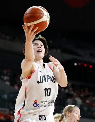 　２５年７月、日本代表強化試合のデンマーク戦でシュートを放つ渡嘉敷来夢＝有明アリーナ