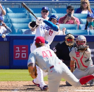 　フィリーズ戦の８回、右前打を放つドジャース・大谷＝ロサンゼルス（共同）