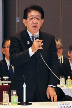 　日本建設業連合会と不動産協会の初会合に補助参加し、あいさつする金子国交相＝１日午前、東京都千代田区