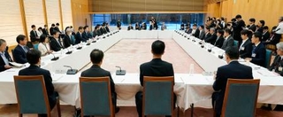 　首相官邸で開かれた中小企業の賃上げや活力向上に関する関係省庁の会議＝１日午後