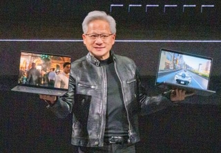 　新製品の説明をする米エヌビディアのジェンスン・フアンＣＥＯ＝１日、台北市（共同）