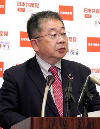 　記者会見する共産党の小池書記局長＝１日午後、国会
