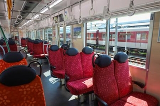 　有料座席指定サービス「すわれ～る」が導入される近鉄の新型車両「６Ａ系」の座席