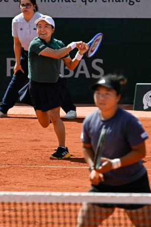 　女子ダブルス３回戦でプレーする青山修子（奥）、梁恩碩組＝パリ（共同）
