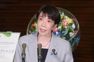 　イランのペゼシュキアン大統領との電話会談後、取材に応じる高市首相＝１日午後、首相官邸