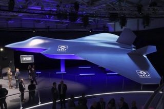 　日本が英国、イタリアと共同開発する次期戦闘機の模型＝２０２４年７月、英南部ファンボロー（共同）