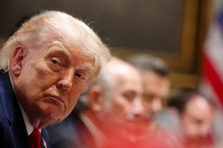 米ホワイトハウスで、閣議に臨むトランプ大統領（ゲッティ＝共同）