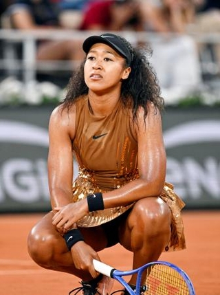 　女子シングルス４回戦でポイントを奪われ、座り込む大坂なおみ＝パリ（共同）