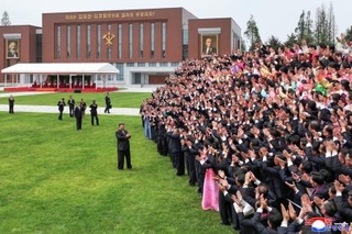 　「中央幹部学校」を訪れた北朝鮮の金正恩朝鮮労働党総書記（左手前）＝１日、平壌（朝鮮中央通信＝共同）